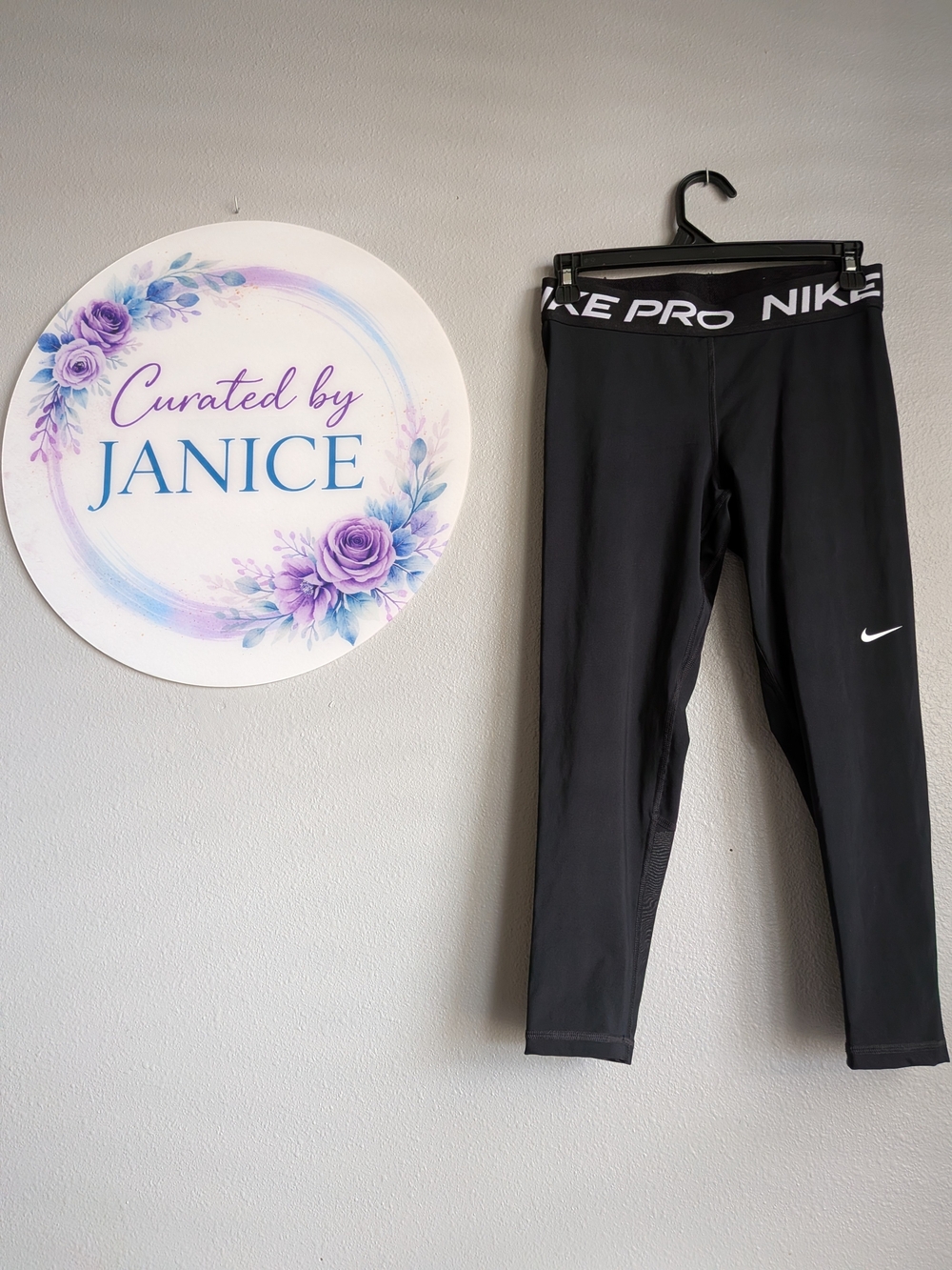 Nike Pro Dri-FIT Mid-Rise Capri Crop Leggings | Black | Size M